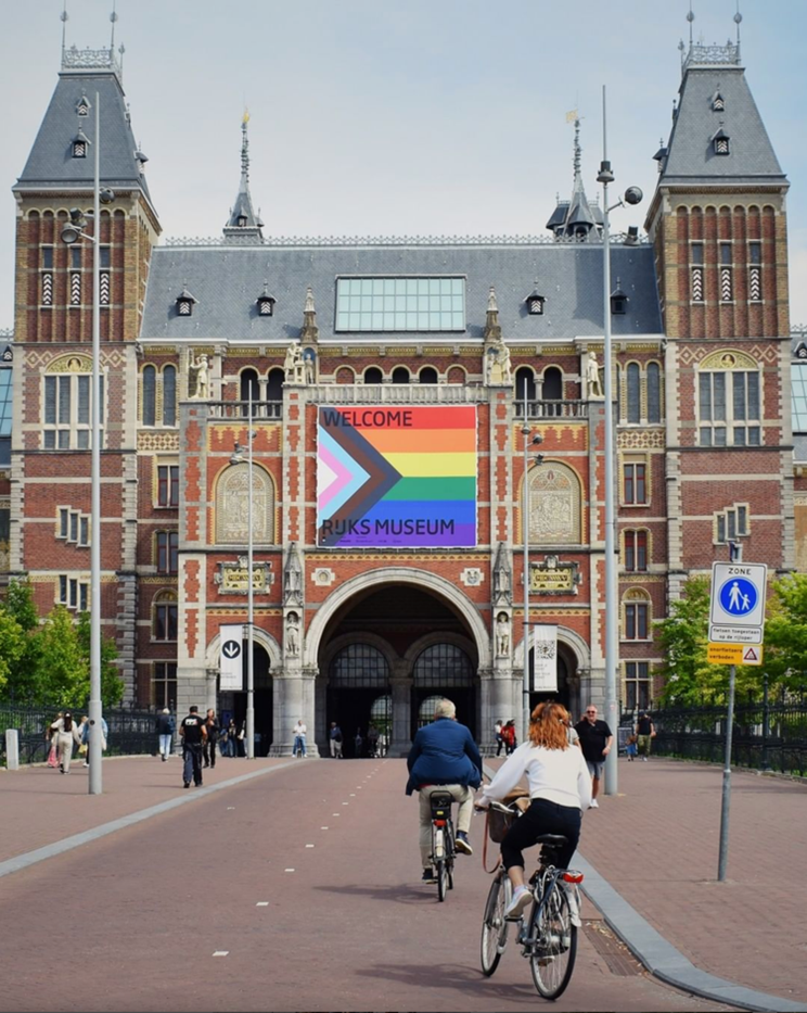 Piste cyclable qui traverse le Rijksmuseum Piste cyclable qui traverse le Rijksmuseum