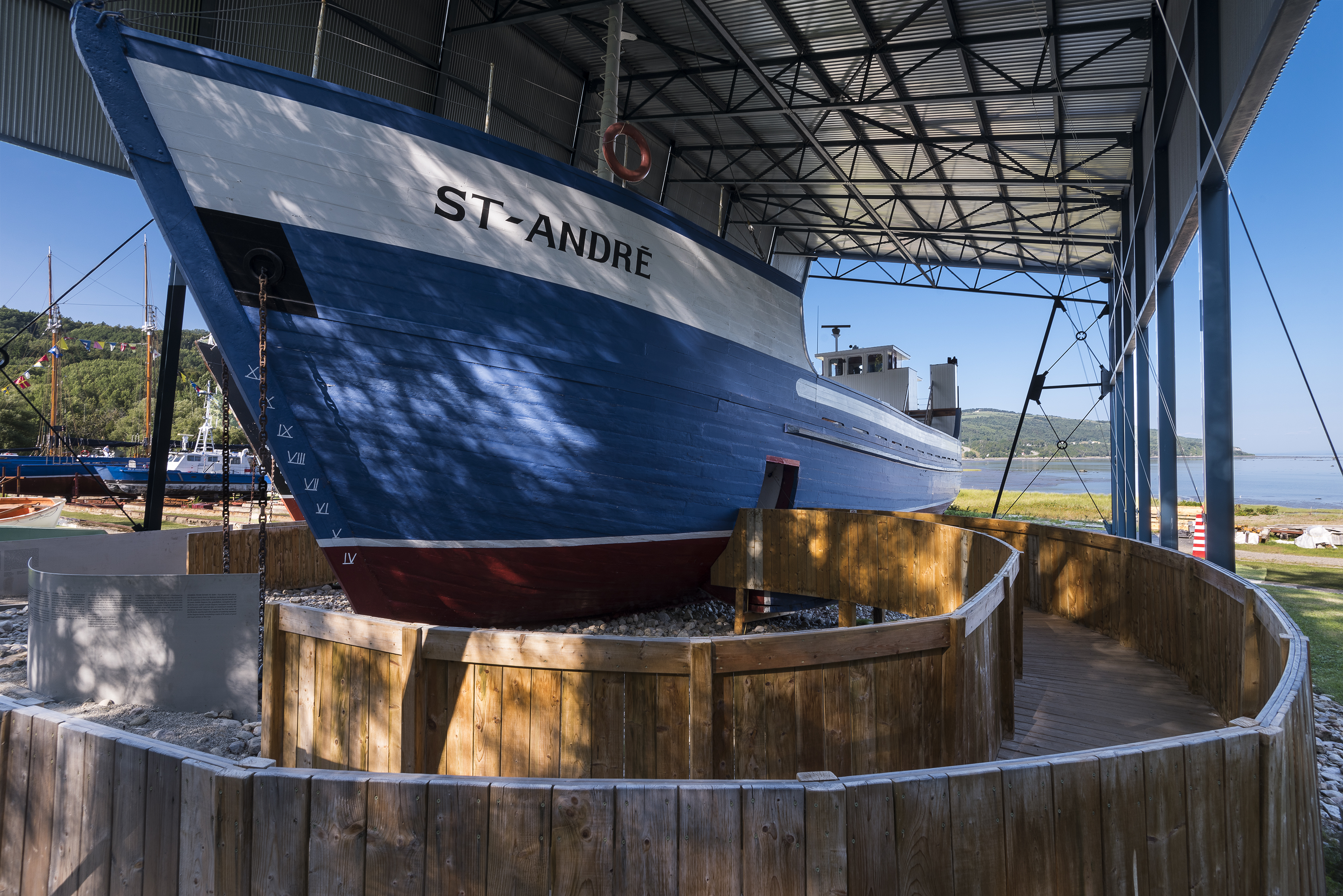 Sur la photo, on voit l'un des bateaux du musée Sur la photo, on voit l'un des bateaux du musée